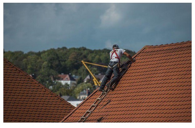 Buying & Building A House: When to Hire a Roofing Contractor